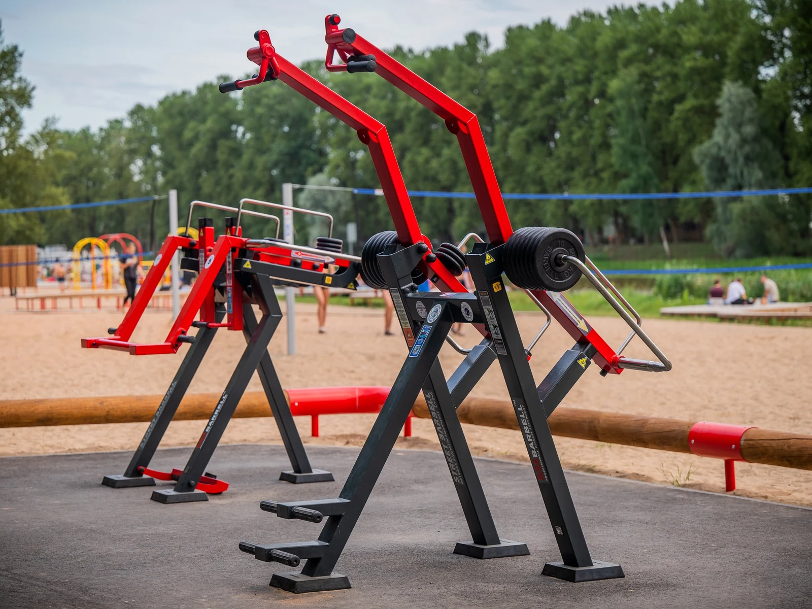 Équipement professionnel Street Barbell installé en plein air